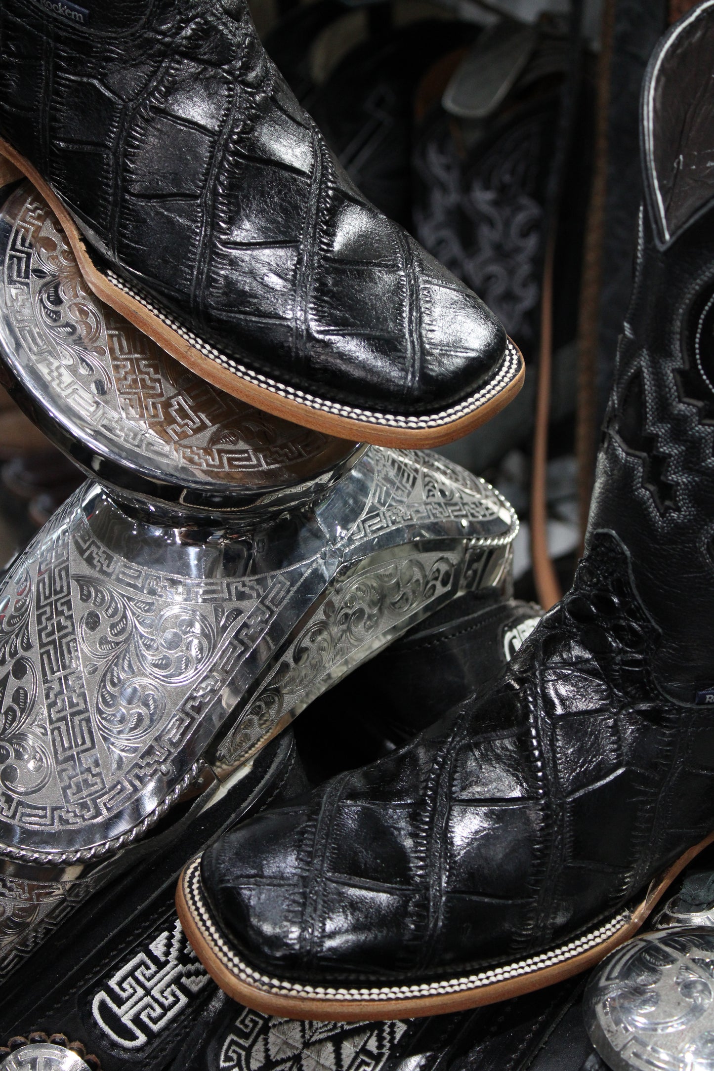 Alligator Belly Square Toe Cowboy Boot - Negro
